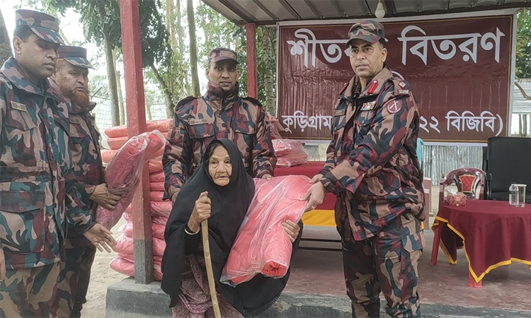কুড়িগ্রামে শীতার্তদের মাঝে বিজিবি'র শীতবস্ত্র বিতরণ