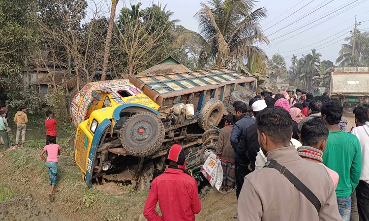 মুক্তাগাছায় ট্রাক-অটোরিকশার সংঘর্ষে মা-মেয়েসহ নিহত ৩