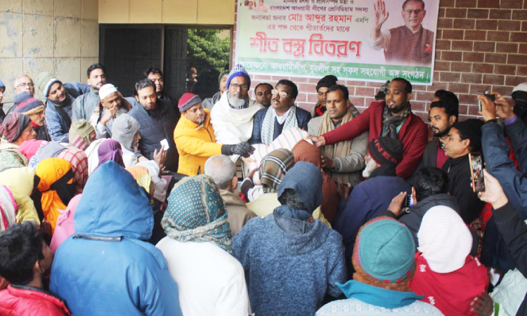 বোয়ালমারীতে শীতার্ত মানুষের মাঝে কম্বল বিতরণ