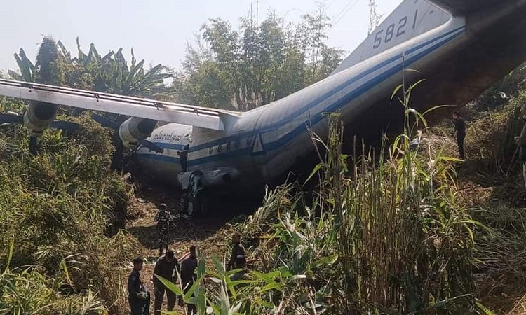 ভারতে অবতরণের সময় ছিটকে গেল মিয়ানমারের সামরিক বিমান