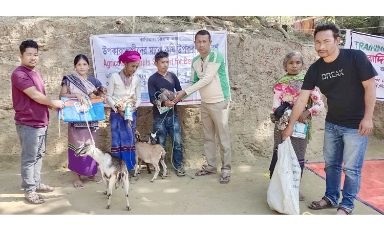 লামায় গবাদিপশু পালন প্রশিক্ষণ, প্রশিক্ষণার্থীদের গবাদিপশু ও বীজ প্রদান