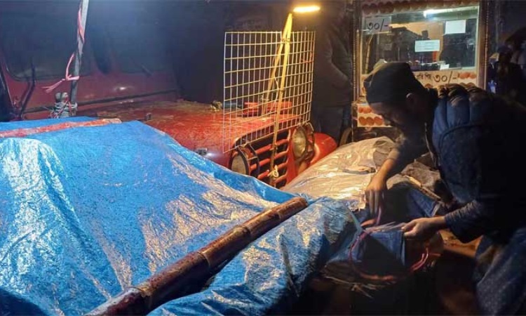 শীতের সন্ধ্যায় রাজধানীতে গুঁড়ি গুঁড়ি বৃষ্টি