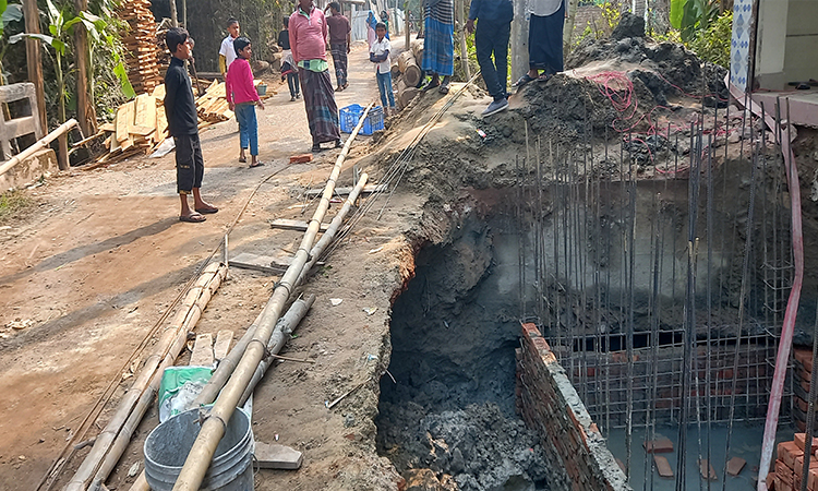 রাস্তা দখল করে সেপটি ট্যাংক নির্মাণ, লাখ টাকা জরিমানা