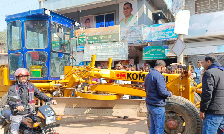 নওগাঁয় রোড লেভেলিং মেশিন চাপায় নিহত ১