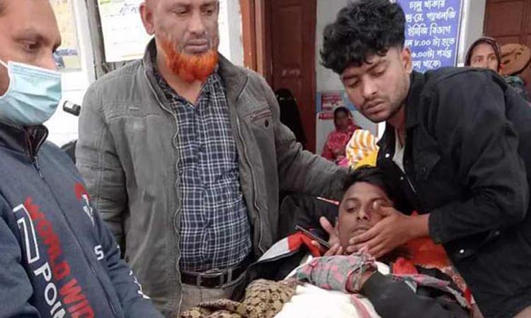 চাচার পায়ের রগ কেটে দিল মাদকাসক্ত ভাতিজা