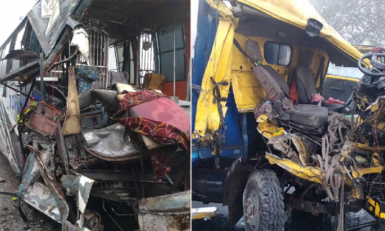 ঠাকুরগাঁওয়ে বাস-ট্রাকের মুখোমুখি সংঘর্ষ, আহত ৪