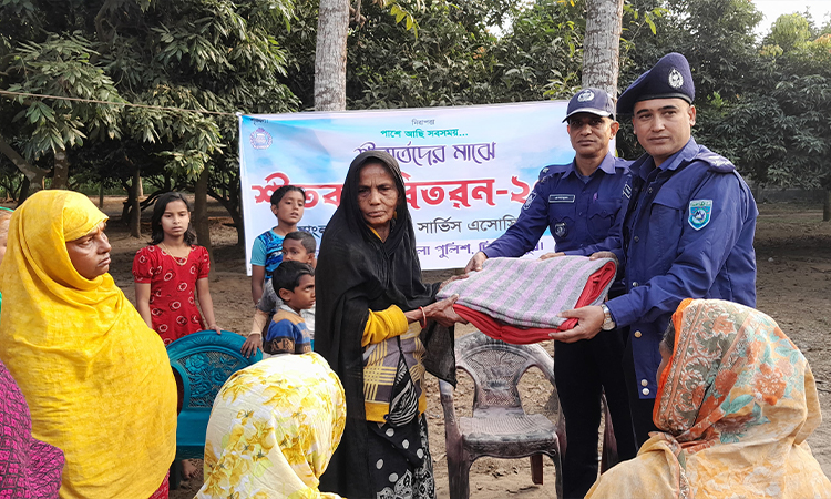 ঘোড়াঘাটে শীতার্তদের মাঝে জেলা পুলিশের শীত বস্ত্র বিতরণ