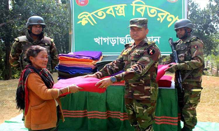 পানছড়ি ও ভাইবোনছাড়ায় সেনা জোনের উদ্যোগ শীতবস্ত্র বিতরণ