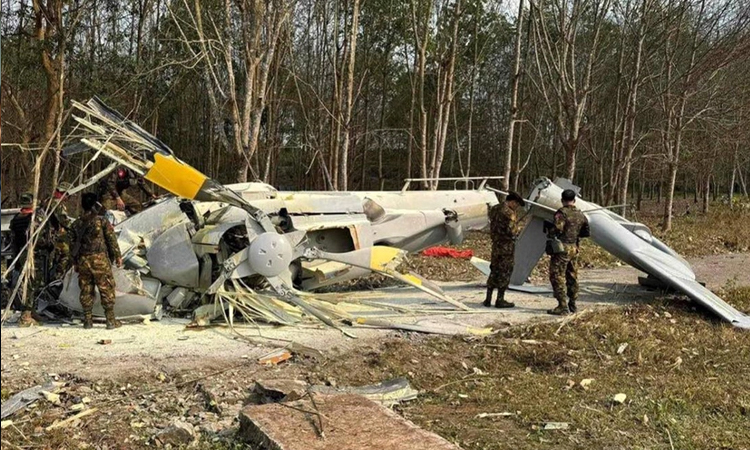 মিয়ানমারে স্নাইপারের গুলিতে সামরিক হেলিকপ্টার বিধ্বস্ত, নিহত ৫