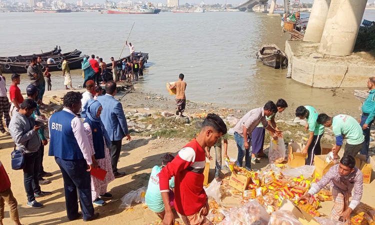 কর্ণফুলীতে ম্যাজিস্ট্রেটের অভিযান, অর্ধ লক্ষ টাকার বিস্কুট নদীতে