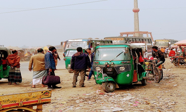 হাটিকুমরুল মহাসড়ক দাপিয়ে বেড়াচ্ছে নিষিদ্ধ  থ্রি-হুইলার