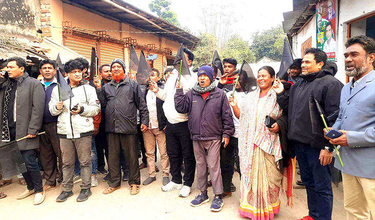 হিলিতে কালো পতাকা মিছিল করেছে বিএনপি