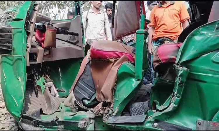 সিরাজগঞ্জে  থ্রি-হুইলার-বাসের সংঘর্ষে মা-মেয়ের মৃত্যু, আহত ৫