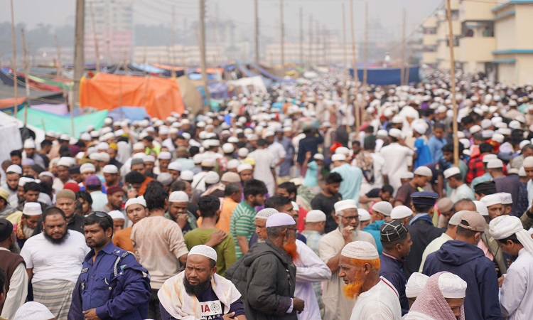 কয়েক লাখ মুসল্লিতে পূর্ণ ইজতেমা ময়দান