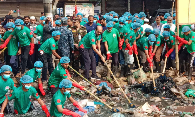 প্যারিস খালে মেয়র আতিকের পরিচ্ছন্ন অভিযান শুরু