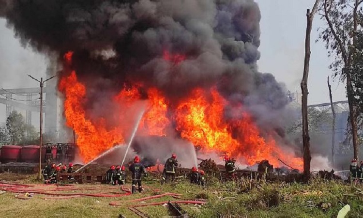 নারায়ণগঞ্জে বিআইডব্লিউটিএ’র গুদামে আগুন, নিয়ন্ত্রণে ৭ ইউনিট