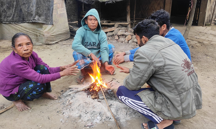 লামায় শীতে কাবু পাহাড়ের দুস্থ ও শ্রমজীবী মানুষ