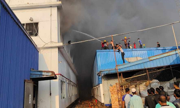 গাজীপুরে মোজার কারখানায় আগুন, নিয়ন্ত্রণে চার ইউনিট