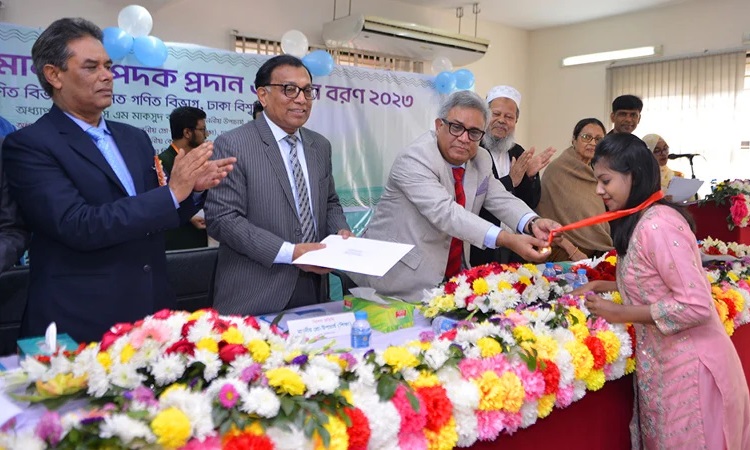স্বর্ণপদক পেলেন ঢাবির ১২ শিক্ষার্থী