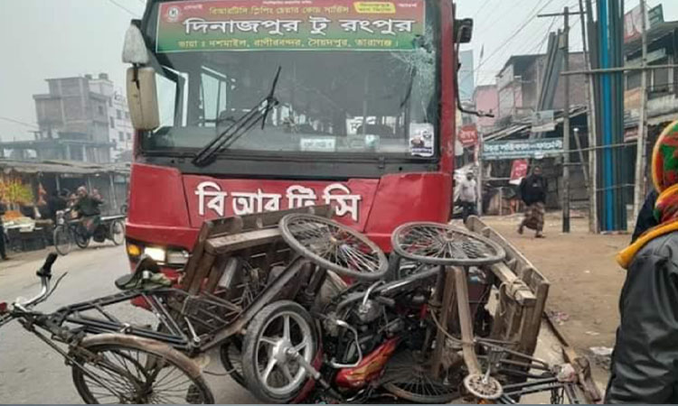 দিনাজপুরে বিআরটিসি বাস চাপায় ৪ ভ্যান যাত্রী নিহত