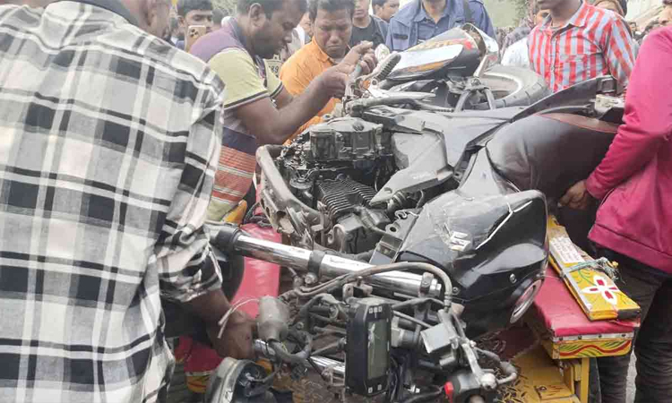 সিরাজগঞ্জে ট্রাকচাপায় প্রাণ গেল দুই মোটরসাইকেল আরোহীর