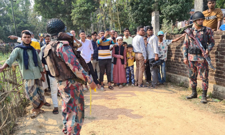 সীমান্তবর্তী বাসিন্দাদের নিরাপদে সরিয়ে নেওয়া হচ্ছে