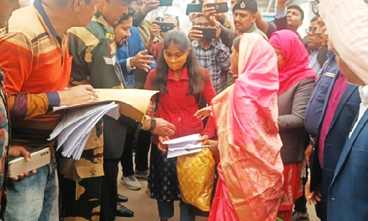 আখাউড়া চেকপোস্ট দিয়ে দেশে ফিরল ভারতে আটক ১২ বাংলাদেশি