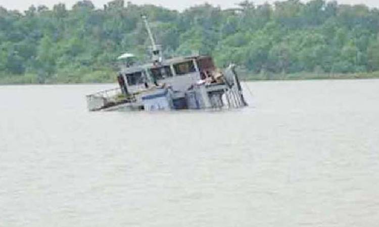 গাবখান নদীতে ডুবে গেলো সিমেন্ট বোঝাই কার্গো জাহাজ