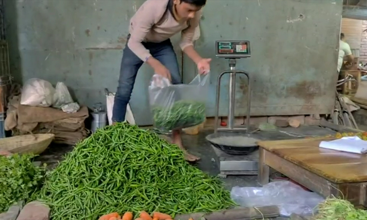 হিলিতে কাঁচা মরিচের দাম কেজিতে কমেছে ২০ টাকা