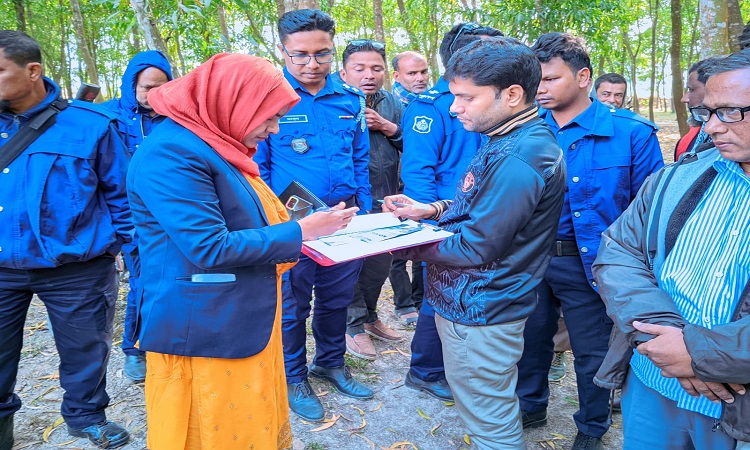 নওগাঁ ২-নৌকা প্রার্থীর প্রতিনিধিকে জরিমানা