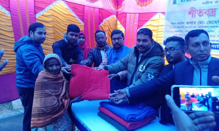 হাতীবান্ধা রিপোর্টার্স ইউনিটির শীতবস্ত্র বিতরণ