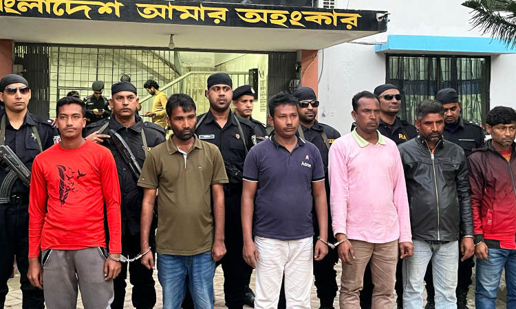 পাবনায় ৬ চাঁদাবাজ গ্রেফতার