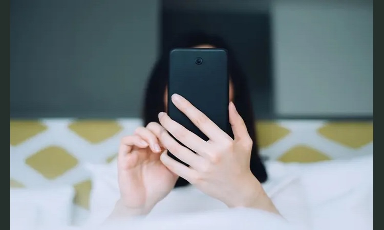 ঘুম থেকে উঠেই হাতে মোবাইল, এই অভ্যাসে যে ক্ষতি