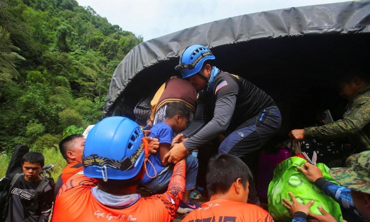 ফিলিপাইনে ভূমিধসের ৬০ ঘণ্টা পর জীবিত উদ্ধার এক শিশু