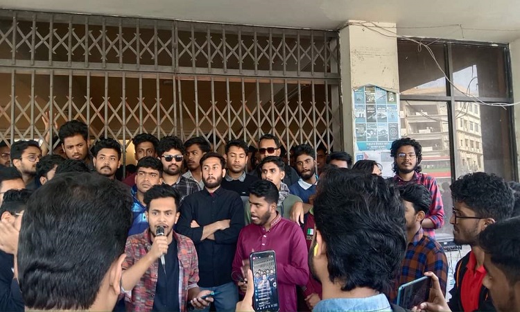 ১১ দফা দাবি আদায়ে নোবিপ্রবির প্রধান ফটকে ও প্রশাসনিক ভবনে তালা