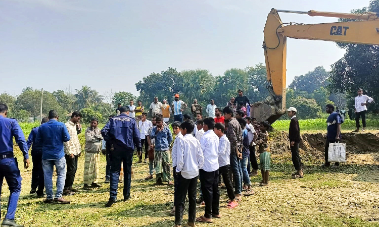 দু’দফায় নদী খননে বাঁধা, প্রশাসনের হস্তক্ষেপে চালু