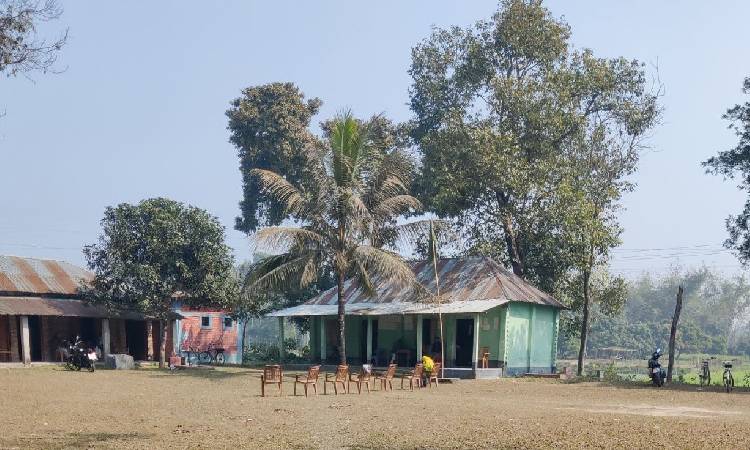 উপস্থিত নেই তেমন শিক্ষার্থী, মাঠে বসে সময় কাটাচ্ছেন শিক্ষকরা