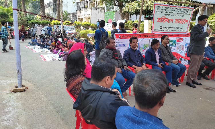 চবিতে একসাথে চলমান দুই আন্দোলন