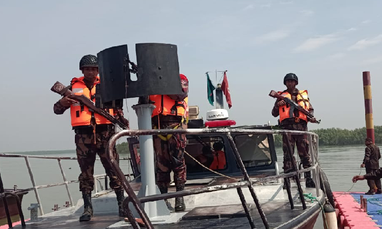 টেকনাফের মিয়ানমার সীমান্তে নাফ নদীতে সতর্ক অবস্থানে বিজিবি