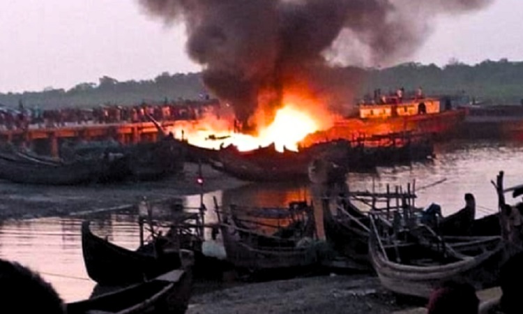 বাঁশখালীতে মাছের ট্রলারে আগুন, দগ্ধ ২ জনের মৃত্যু