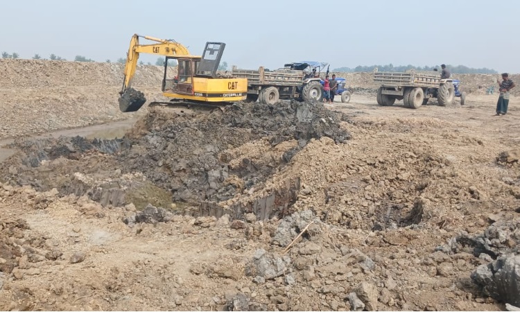 শর্তে ভরা অনুমতি মানছে না মাটি ব্যবসায়ী, নিশ্চুপ প্রশাসন