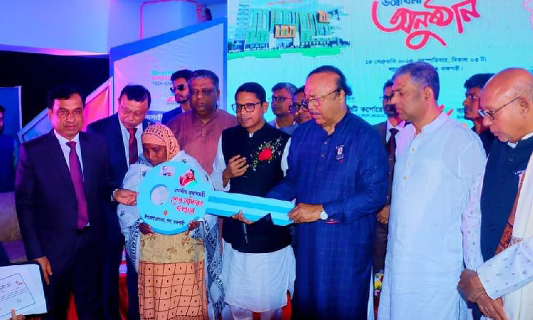 নারী রিক্সা চালক টুলীকে প্রধানমন্ত্রীর উপহার জমিসহ ঘরের চাবি হস্তান্তর