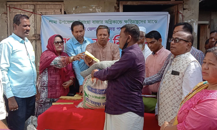 লামায় অগ্নিকাণ্ডে ক্ষতিগ্রস্তদের ত্রাণ প্রদান