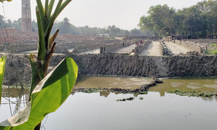নদী তীরের মাটি গিলে খাচ্ছে ইটভাটা
