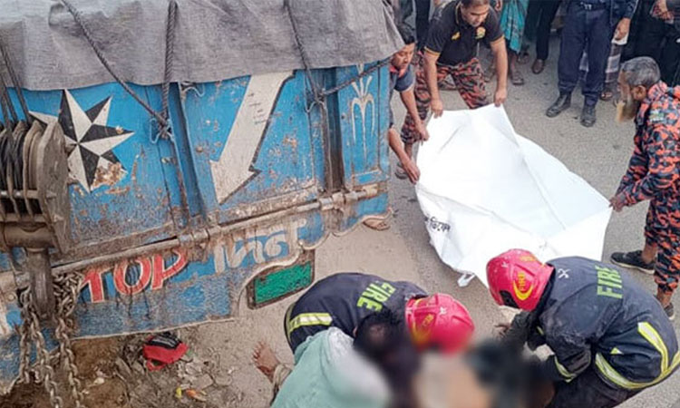 সাতসকালে ট্রাকচাপায় সড়কে ঝরল ৩ প্রাণ