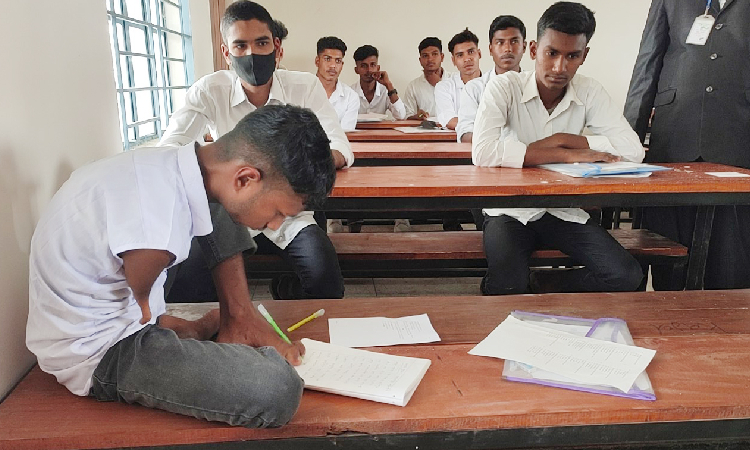 পা দিয়ে লিখে এসএসসি পরীক্ষা দিচ্ছে শিক্ষার্থী