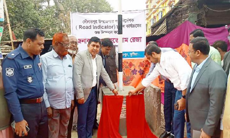 দৌলতপুরে পথ নির্দেশক স্থাপন কার্যক্রমের উদ্বোধন