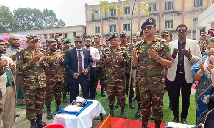 নড়াইলে সেনাবাহিনী প্রধানের ‘নড়াইল রেল স্টেশন’ পরিদর্শন