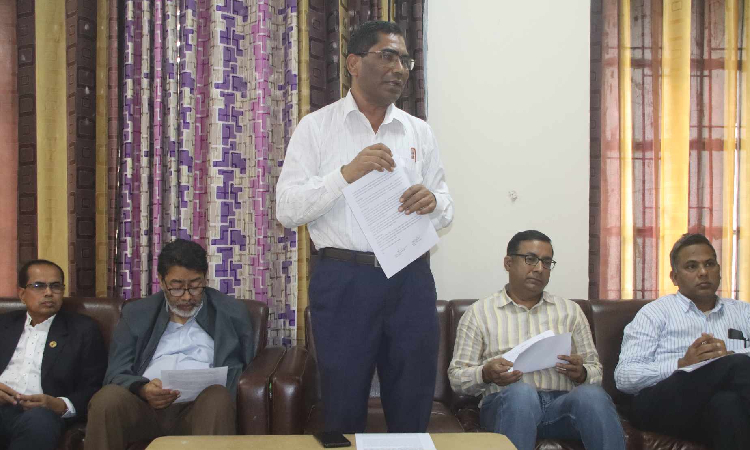 ইবি শিক্ষকের পদাবনতির ঘটনায় প্রতিবাদ