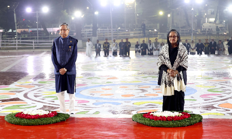 কেন্দ্রীয় শহিদ মিনারে রাষ্ট্রপতি-প্রধানমন্ত্রীর শ্রদ্ধা